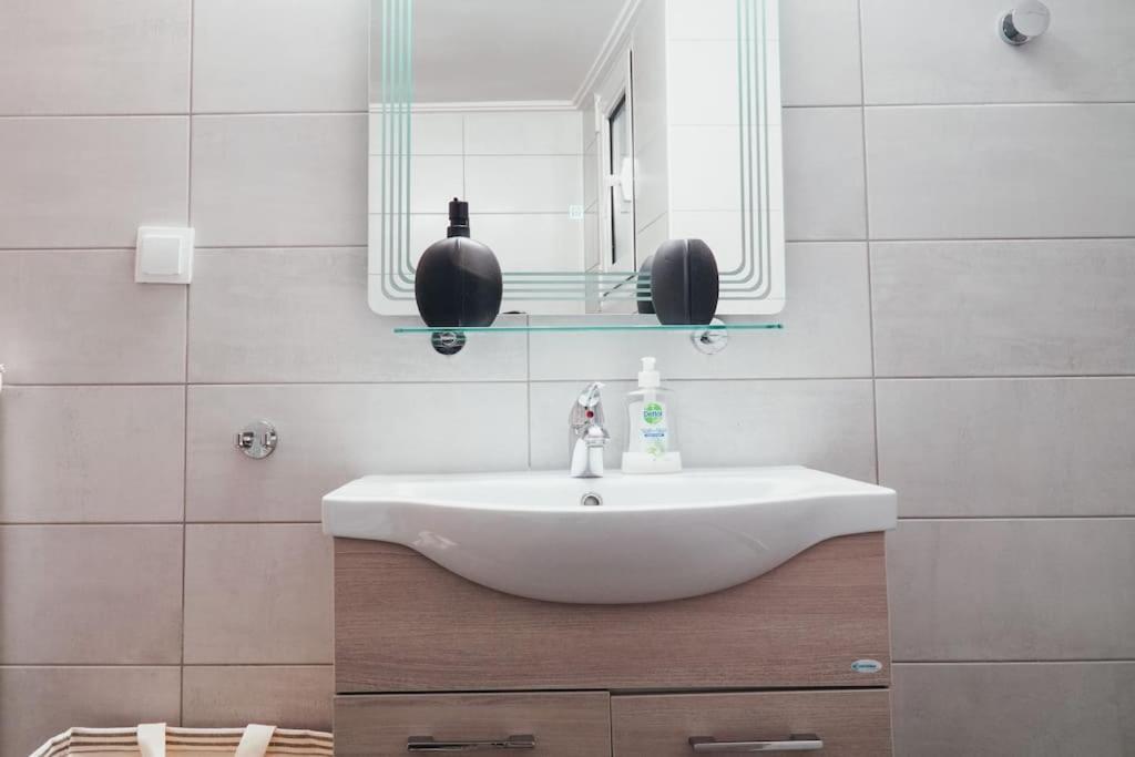 Charming Apartment In Keramikos Athen Exterior foto